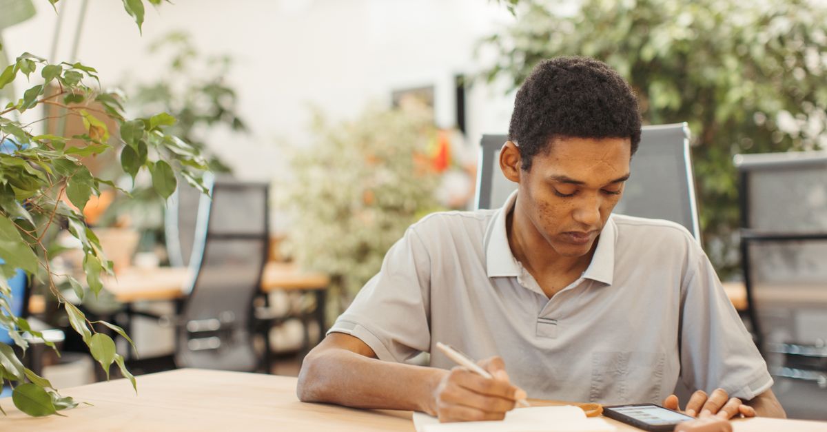 Estudiar sin computadora en casa: las salidas reales